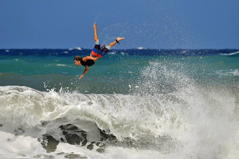 Michele Chiroli - In una giornata di forte vento abbiamo deciso di andare nella baia di Levanto. L&#39;istante in cui il surfista sta volando è la dimostrazione della potenza di questa tempesta.